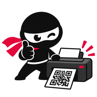 Mascotte ninja à côté d’une imprimante de QR Code.